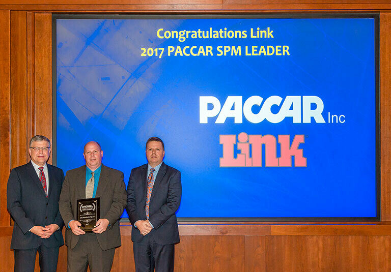 2017 PACCAR Leader - Link Mfg receiving award